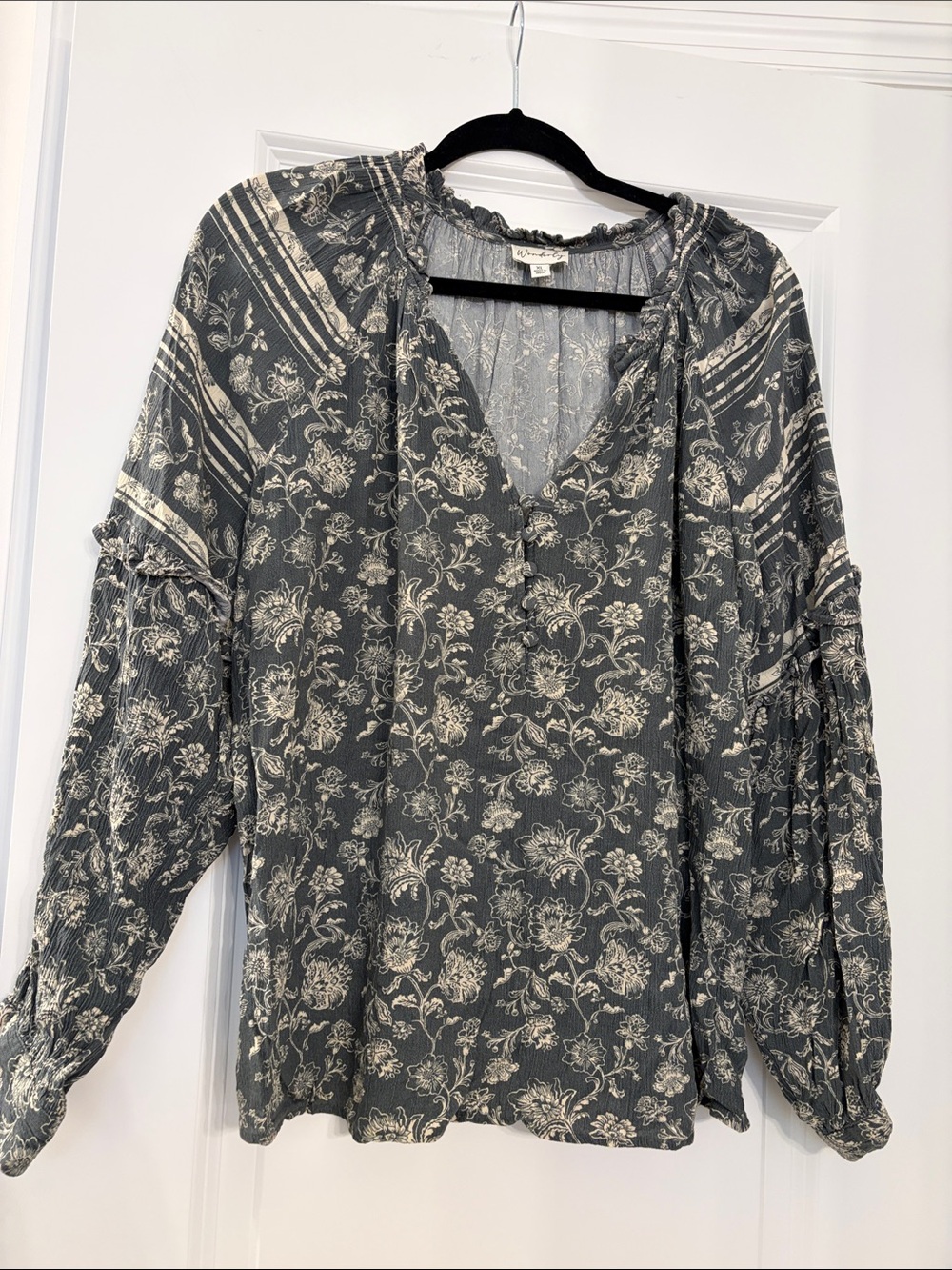 Wonderly Gray Floral Peasant Top